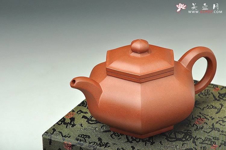 紫砂壶图片：景舟款藏六方 何卫枫全手新作 端庄周正 做工精致 - 宜兴紫砂壶网