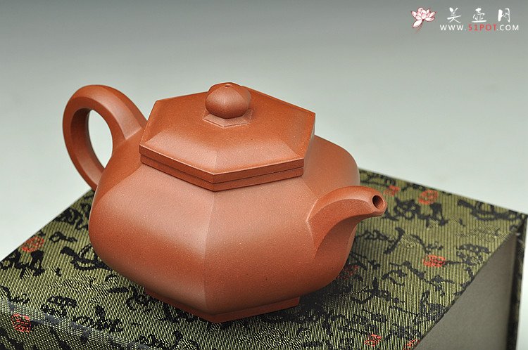 紫砂壶图片：景舟款藏六方 何卫枫全手新作 端庄周正 做工精致 - 宜兴紫砂壶网