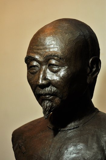 紫砂壶图片：陈建平、王健鼎立指点 陆华制作 陈曼生造像 经典之作 - 宜兴紫砂壶网