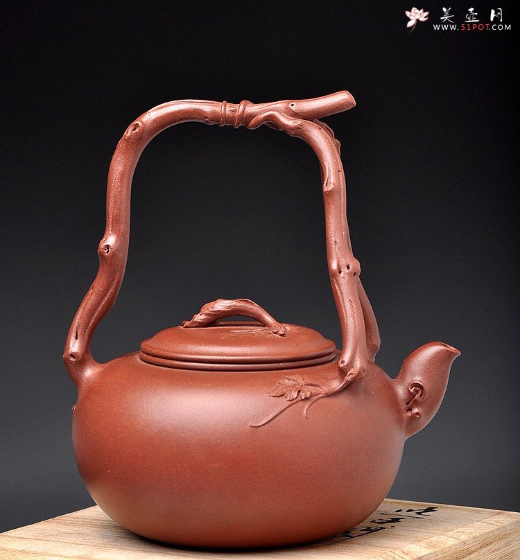 紫砂壶图片：花货奇才顾正芳 扛鼎之作 全手工丰裕提梁 飘逸大气 - 宜兴紫砂壶网