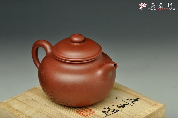 紫砂壶图片：器形端庄 体态丰盈 实用精品 文气莲子 古雅人物 - 宜兴紫砂壶网