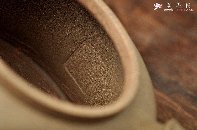 紫砂壶图片：古韵十足 典雅大方 国助工和石装饰 全手玉龙禅钟 - 宜兴紫砂壶网