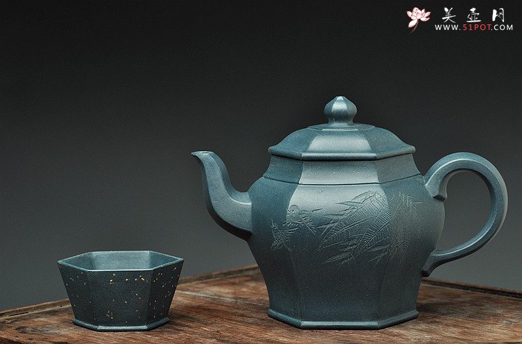 紫砂壶图片：国大师李昌鸿装饰  全手六方 墨绿泥 挺拔俊秀 史金妹经典代表作 - 宜兴紫砂壶网