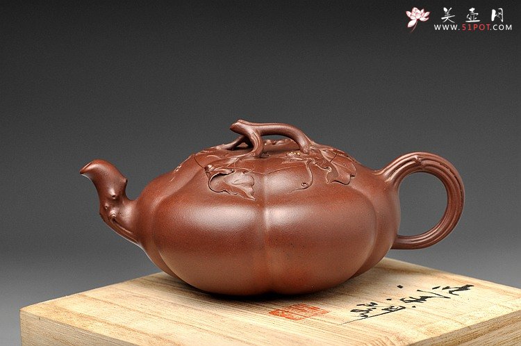 紫砂壶图片：顾正芳代表作 全手薄胎筋囊贴叶南瓜 获奖作品 线条流畅 细节精美 - 宜兴紫砂壶网