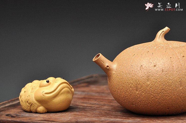 紫砂壶图片：蔡岩峰代表作 古拙中透灵气 全手工橘瓜 肌理丰润 - 宜兴紫砂壶网