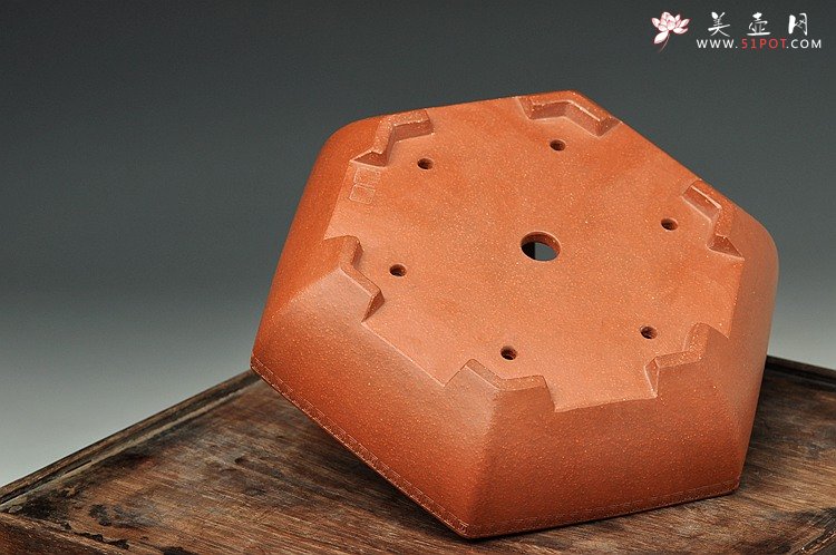 紫砂壶图片：张秋平全手六方花盆 回纹装饰 - 宜兴紫砂壶网