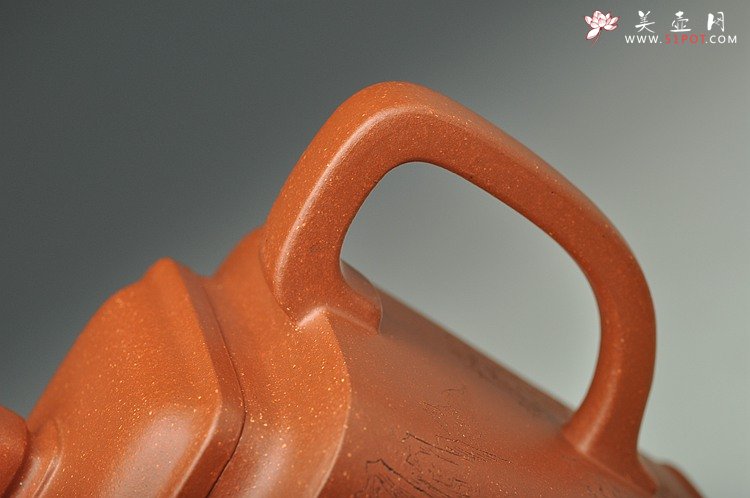 紫砂壶图片：何卫枫新作 全手四方云泉 端庄妍丽 通景山水 - 宜兴紫砂壶网