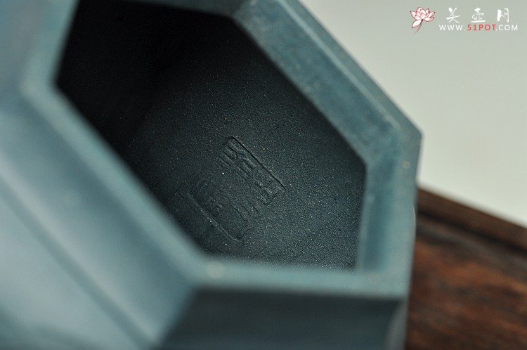 紫砂壶图片：国大师李昌鸿装饰  全手六方 墨绿泥 挺拔俊秀 史金妹经典代表作 - 宜兴紫砂壶网