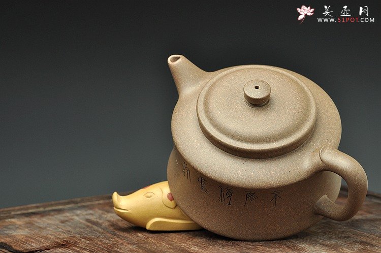 紫砂壶图片：古韵十足 典雅大方 国助工和石装饰 全手玉龙禅钟 - 宜兴紫砂壶网