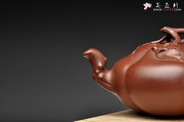 紫砂壶图片：顾正芳代表作 全手薄胎筋囊贴叶南瓜 获奖作品 线条流畅 细节精美 - 宜兴紫砂壶网