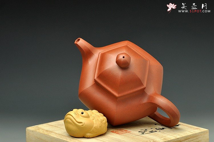 紫砂壶图片：线条流畅 细节处理干净利索 全手六方掇球 - 宜兴紫砂壶网