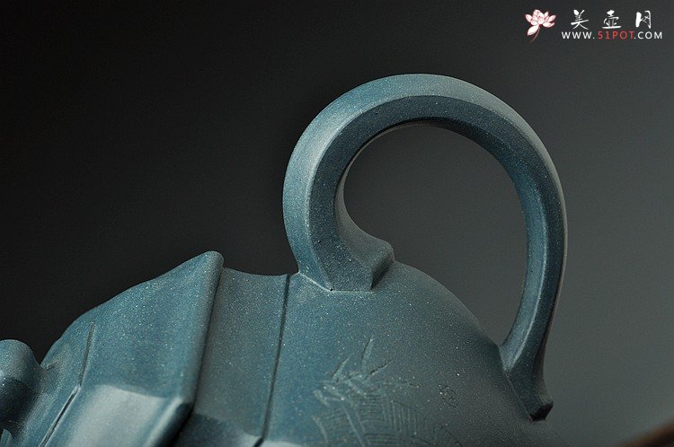 紫砂壶图片：国大师李昌鸿装饰  全手六方 墨绿泥 挺拔俊秀 史金妹经典代表作 - 宜兴紫砂壶网