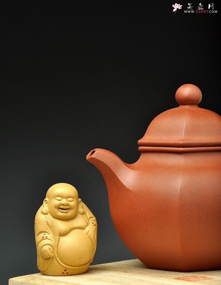 紫砂壶图片：线条流畅 细节处理干净利索 全手六方掇球 - 宜兴紫砂壶网