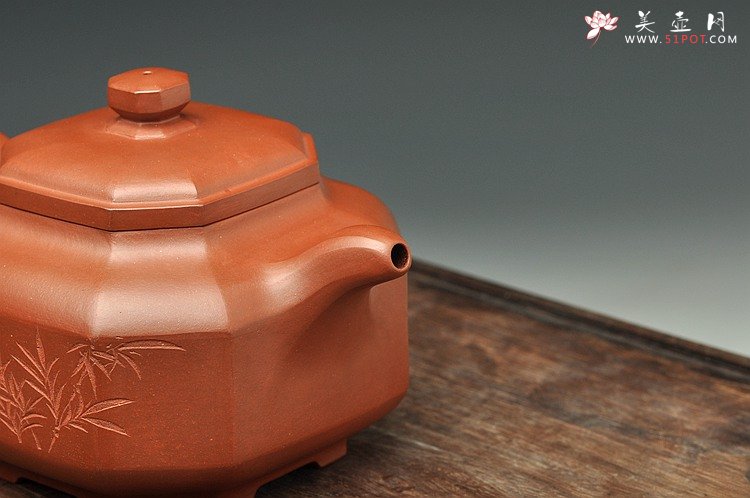 紫砂壶图片：厚重大气 大八方 精品重器 国大师李昌鸿大师即兴装饰 - 宜兴紫砂壶网