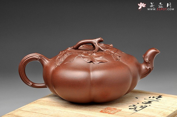 紫砂壶图片：顾正芳代表作 全手薄胎筋囊贴叶南瓜 获奖作品 线条流畅 细节精美 - 宜兴紫砂壶网
