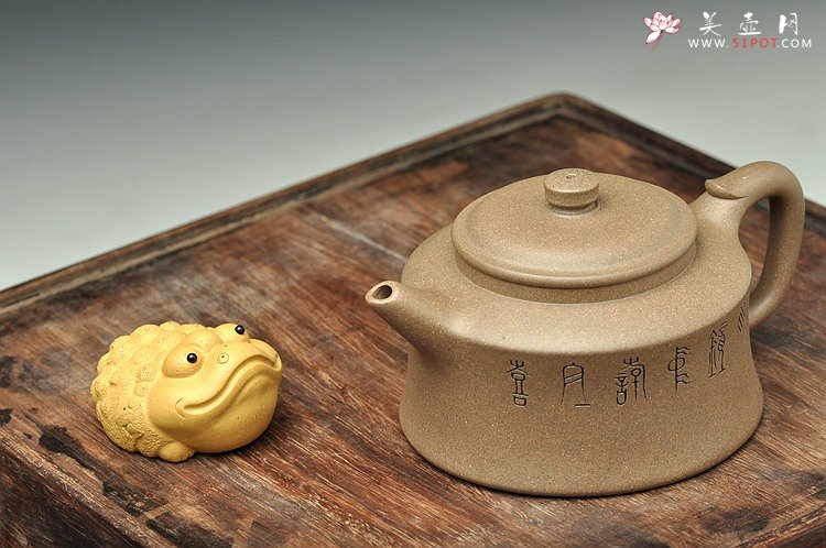 紫砂壶图片：古韵十足 典雅大方 国助工和石装饰 全手玉龙禅钟 - 宜兴紫砂壶网