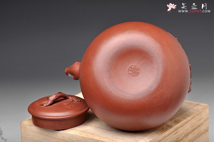 紫砂壶图片：花货奇才顾正芳 扛鼎之作 全手工丰裕提梁 飘逸大气 - 宜兴紫砂壶网