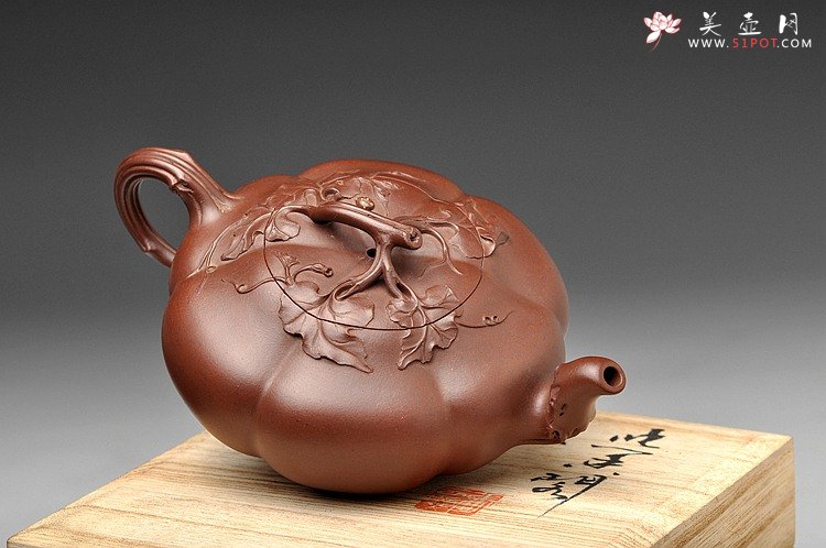 紫砂壶图片：顾正芳代表作 全手薄胎筋囊贴叶南瓜 获奖作品 线条流畅 细节精美 - 宜兴紫砂壶网