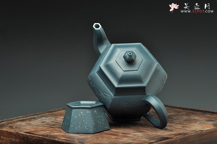 紫砂壶图片：国大师李昌鸿装饰  全手六方 墨绿泥 挺拔俊秀 史金妹经典代表作 - 宜兴紫砂壶网