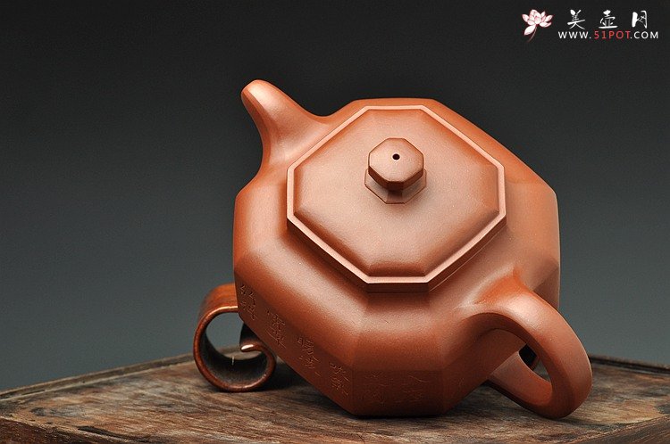 紫砂壶图片：厚重大气 大八方 精品重器 国大师李昌鸿大师即兴装饰 - 宜兴紫砂壶网