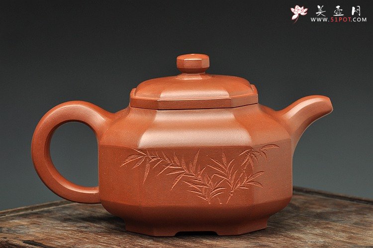 紫砂壶图片：厚重大气 大八方 精品重器 国大师李昌鸿大师即兴装饰 - 宜兴紫砂壶网