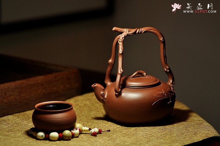 紫砂壶图片：花货奇才顾正芳 扛鼎之作 全手工丰裕提梁 飘逸大气 - 宜兴紫砂壶网