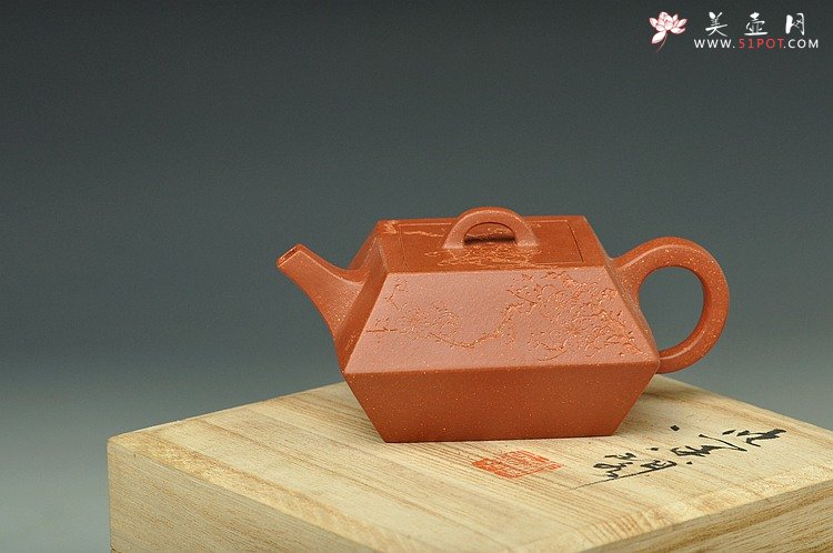 紫砂壶图片：陆逸舟 装饰 铁梅 全手新品 四方合斗 古韵悠悠 - 宜兴紫砂壶网