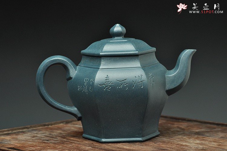 紫砂壶图片：国大师李昌鸿装饰  全手六方 墨绿泥 挺拔俊秀 史金妹经典代表作 - 宜兴紫砂壶网