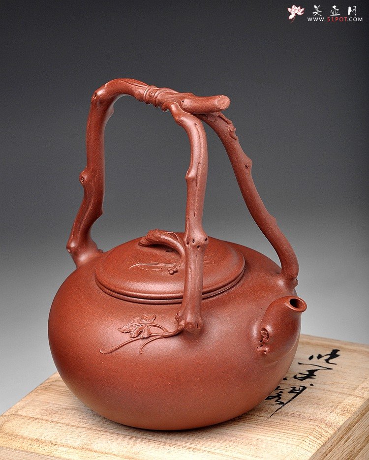 紫砂壶图片：花货奇才顾正芳 扛鼎之作 全手工丰裕提梁 飘逸大气 - 宜兴紫砂壶网