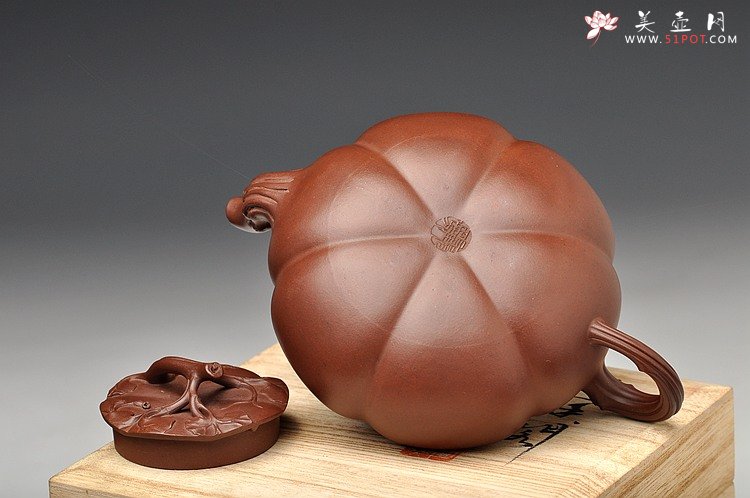 紫砂壶图片：顾正芳代表作 全手薄胎筋囊贴叶南瓜 获奖作品 线条流畅 细节精美 - 宜兴紫砂壶网