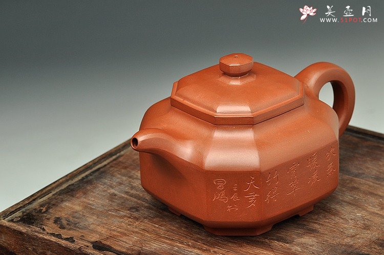 紫砂壶图片：厚重大气 大八方 精品重器 国大师李昌鸿大师即兴装饰 - 宜兴紫砂壶网