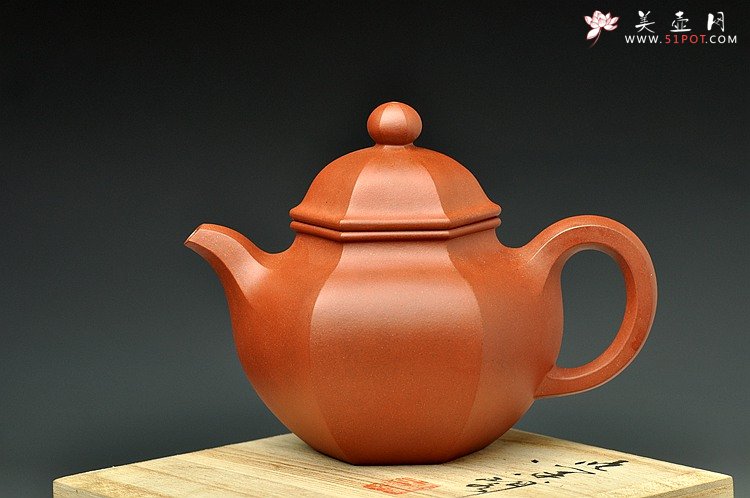紫砂壶图片：线条流畅 细节处理干净利索 全手六方掇球 - 宜兴紫砂壶网