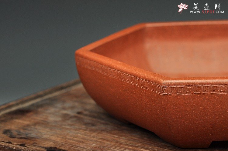 紫砂壶图片：张秋平全手六方花盆 回纹装饰 - 宜兴紫砂壶网