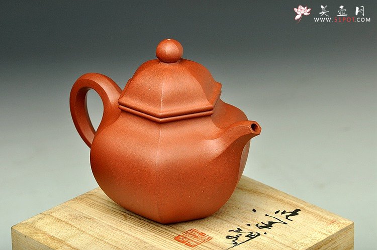紫砂壶图片：线条流畅 细节处理干净利索 全手六方掇球 - 宜兴紫砂壶网