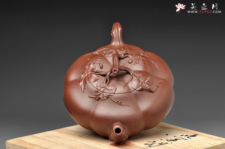 紫砂壶图片：顾正芳代表作 全手薄胎筋囊贴叶南瓜 获奖作品 线条流畅 细节精美 - 宜兴紫砂壶网