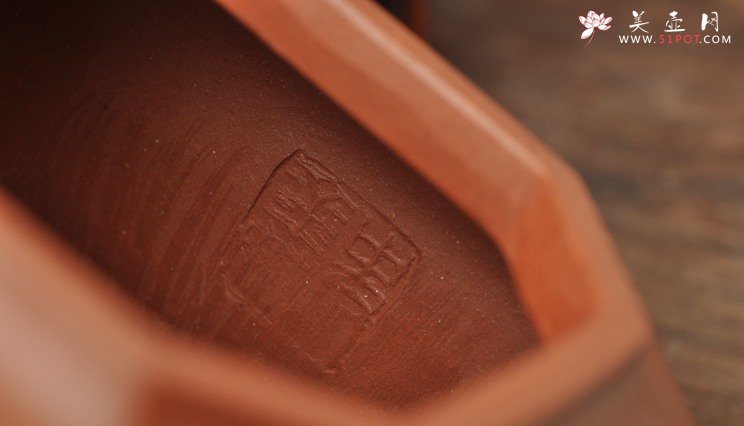 紫砂壶图片：厚重大气 大八方 精品重器 国大师李昌鸿大师即兴装饰 - 宜兴紫砂壶网