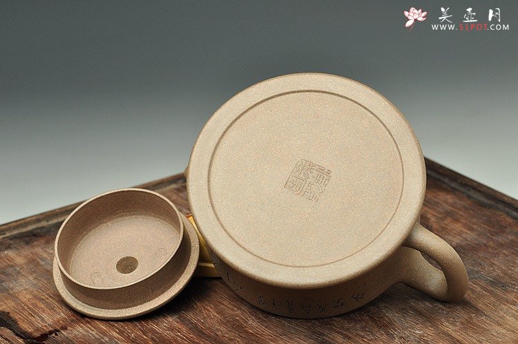 紫砂壶图片：古韵十足 典雅大方 国助工和石装饰 全手玉龙禅钟 - 宜兴紫砂壶网