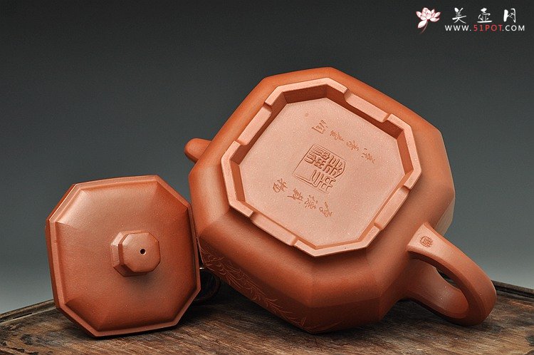 紫砂壶图片：厚重大气 大八方 精品重器 国大师李昌鸿大师即兴装饰 - 宜兴紫砂壶网