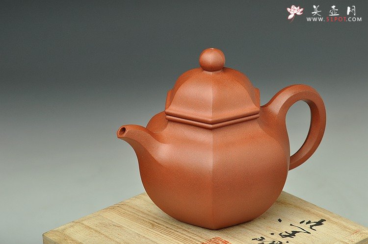紫砂壶图片：线条流畅 细节处理干净利索 全手六方掇球 - 宜兴紫砂壶网