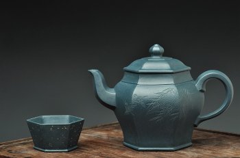 紫砂壶图片：国大师李昌鸿装饰  全手六方 墨绿泥 挺拔俊秀 史金妹经典代表作 - 宜兴紫砂壶网