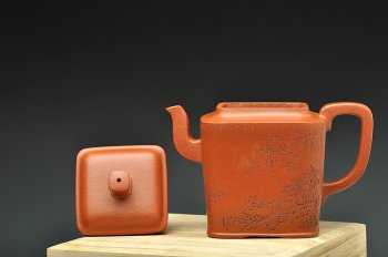 紫砂壶图片：何卫枫新作 全手四方云泉 端庄妍丽 通景山水 - 宜兴紫砂壶网