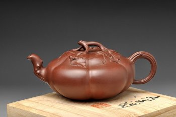 紫砂壶图片：顾正芳代表作 全手薄胎筋囊贴叶南瓜 获奖作品 线条流畅 细节精美 - 宜兴紫砂壶网