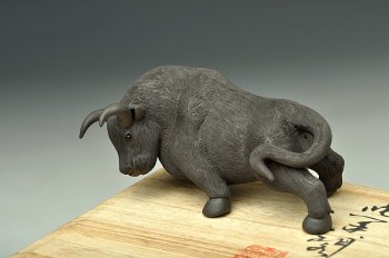 紫砂壶图片：健康黑牛茶宠o(∩_∩)o  栩栩如生 - 宜兴紫砂壶网