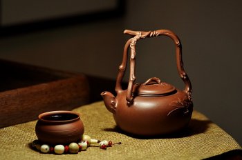 紫砂壶图片：花货奇才顾正芳 扛鼎之作 全手工丰裕提梁 飘逸大气 - 宜兴紫砂壶网