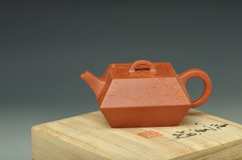 紫砂壶图片：陆逸舟 装饰 铁梅 全手新品 四方合斗 古韵悠悠 - 宜兴紫砂壶网
