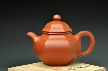 紫砂壶图片：线条流畅 细节处理干净利索 全手六方掇球 - 宜兴紫砂壶网