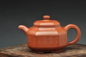 紫砂壶图片：厚重大气 大八方 精品重器 国大师李昌鸿大师即兴装饰 - 宜兴紫砂壶网