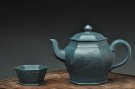 紫砂壶图片：国大师李昌鸿装饰  全手六方 墨绿泥 挺拔俊秀 史金妹经典代表作 - 宜兴紫砂壶网