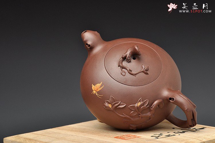 紫砂壶图片：实用花货 泥绘蝴蝶 玉兰相伴 蝶恋花 - 宜兴紫砂壶网