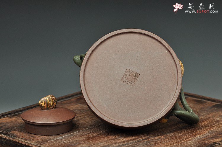 紫砂壶图片：崔巍健最新原创作品  荷塘月色 鱼戏莲叶东鱼戏莲叶西o(∩_∩)o  - 宜兴紫砂壶网